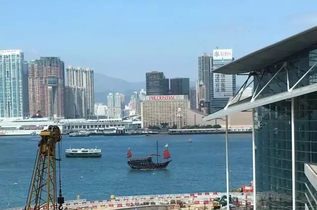 展(zhan)館外美麗的(de)維(wei)港風景