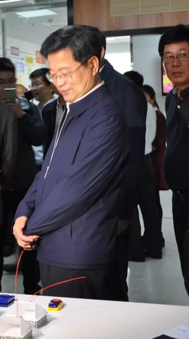 武漢市(shi)委(wei)書記陳一(yi)新(xin)了(le)解領(ling)普科(ke)技(ji)工(gong)作(zuò)進(jin)展(zhan)